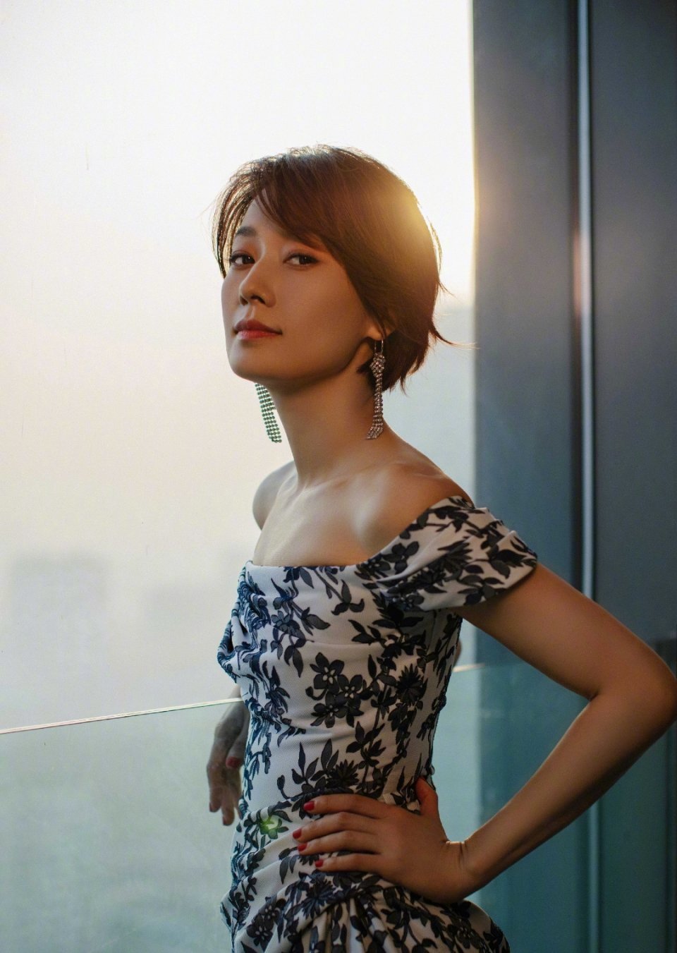 马伊琍同款短发穿衣搭配,马伊琍穿黑色羽绒服图片