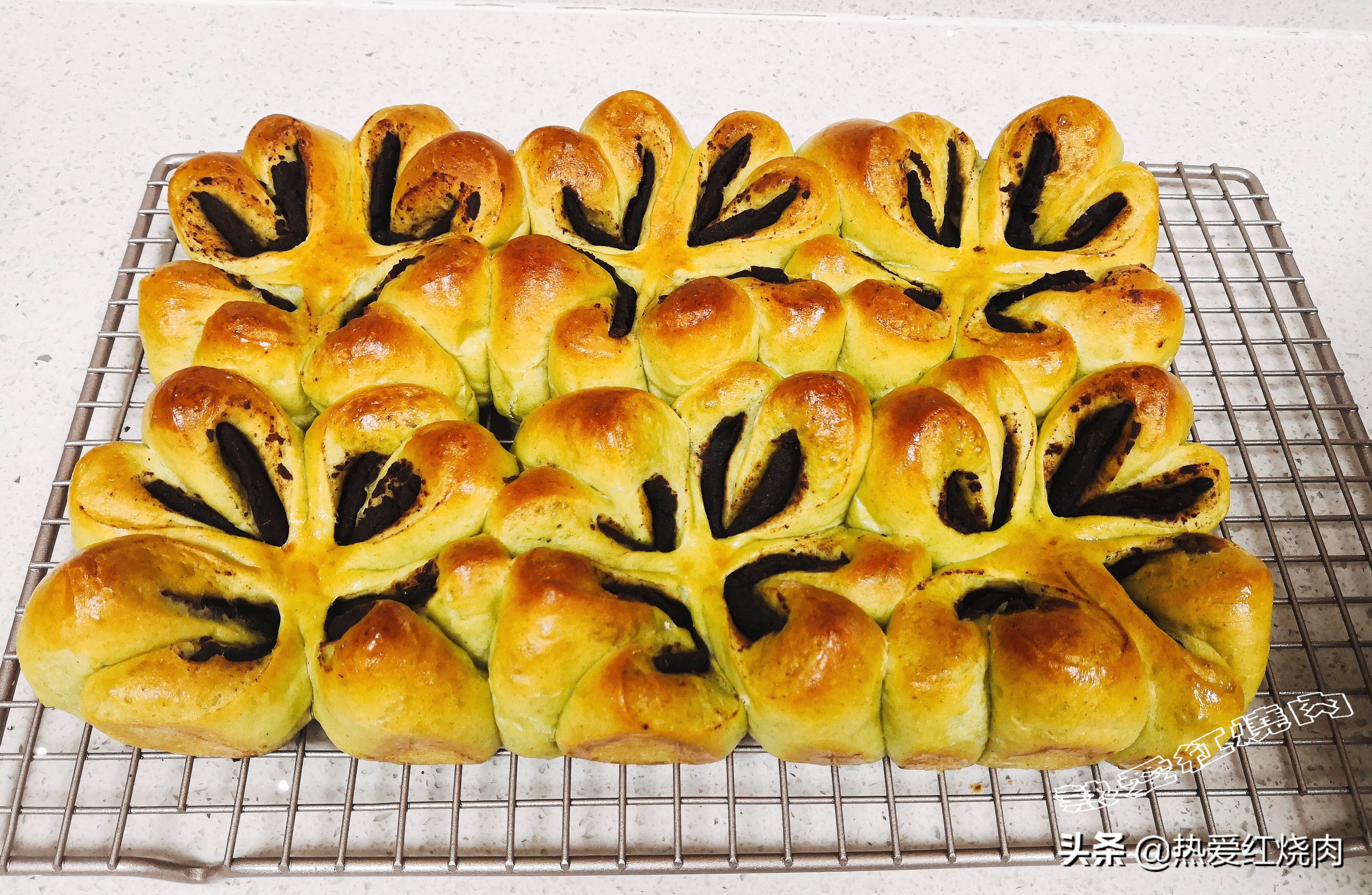 这款面包样式很独特十分松软美味,变色龙夹心面包