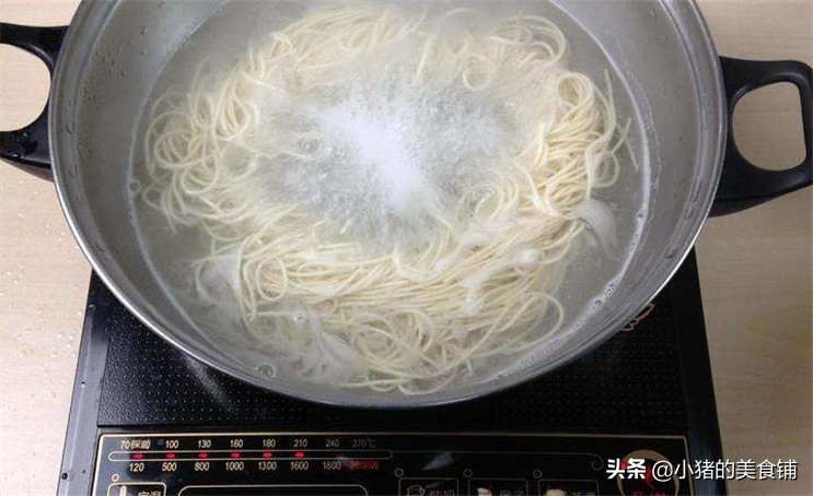 为什么自己做出来的炸酱面有点酸,这才是正宗做炸酱面的正确方法