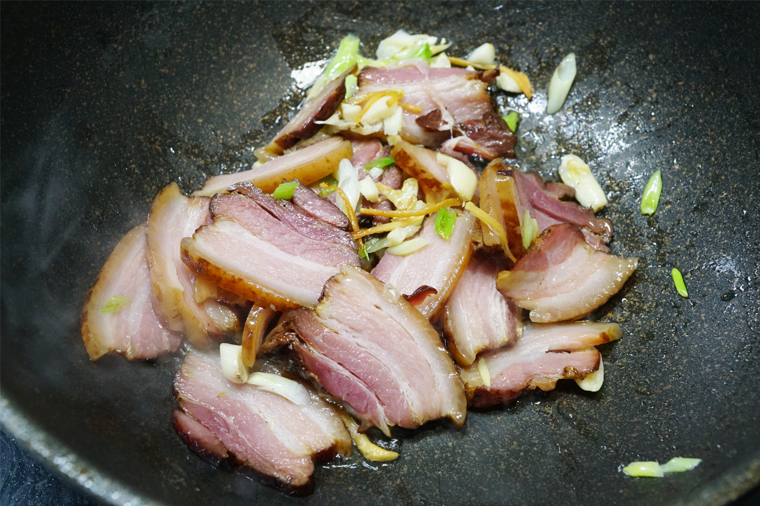腊肉要怎么炒才好,腊肉要怎么炒才能保持久