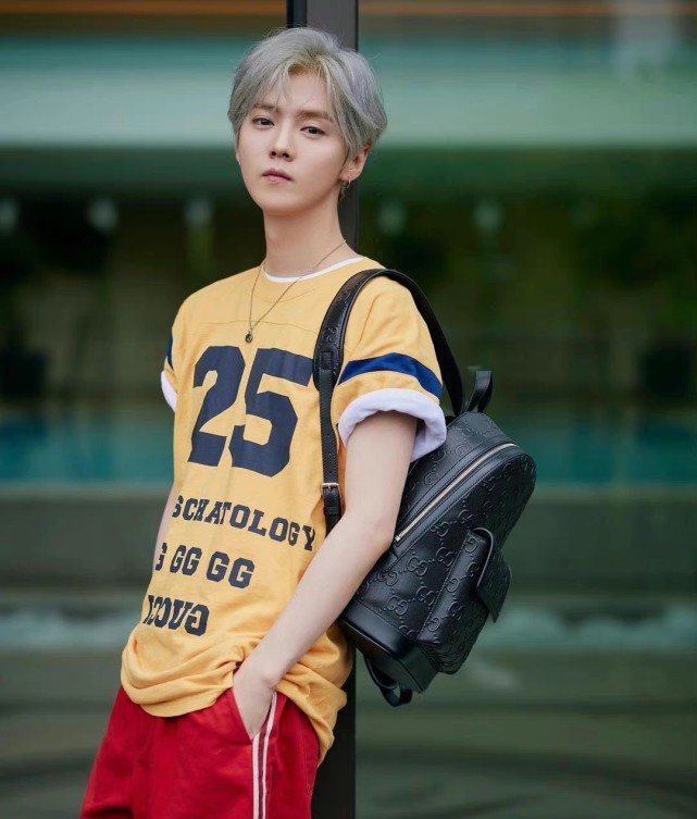 路人晒与鹿晗踢足球合照,鹿晗的素颜真实照片直播