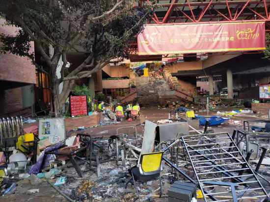 直击港理工：桌椅被烧得只剩框架、有上百枚汽油弹