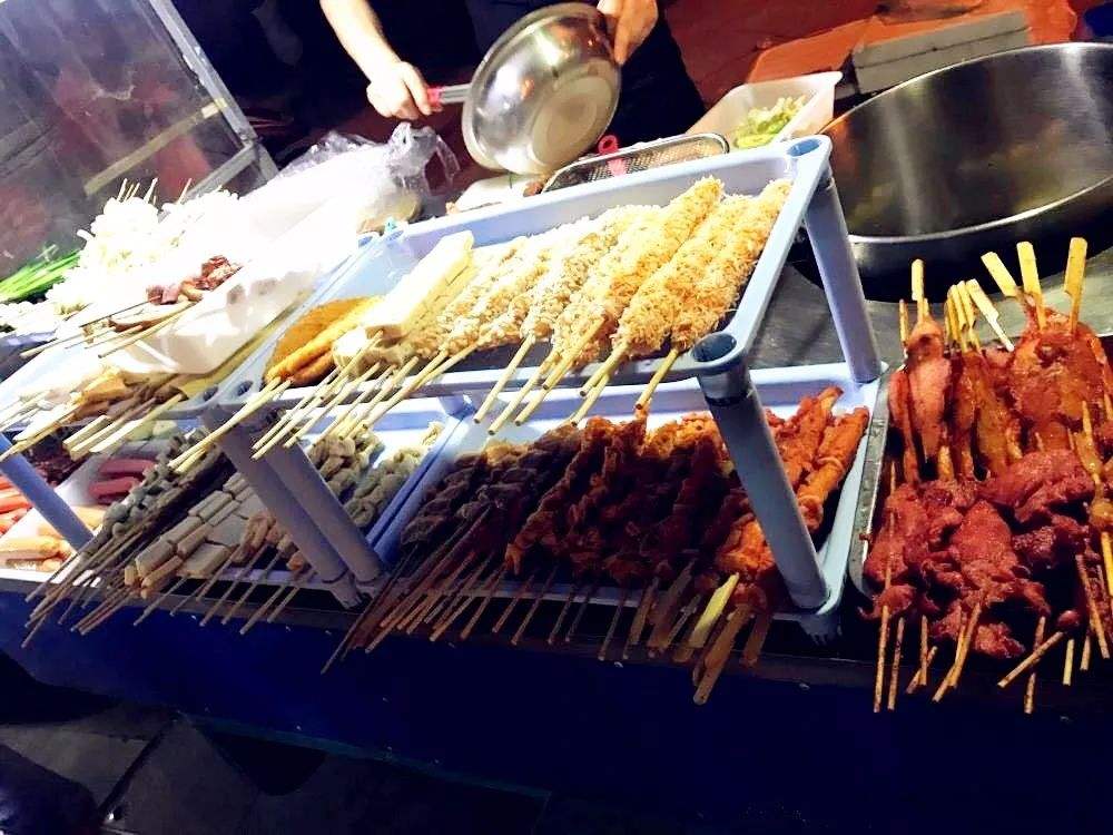 摆摊卖小吃的90后小伙,90后小伙摆摊2小时出单20个