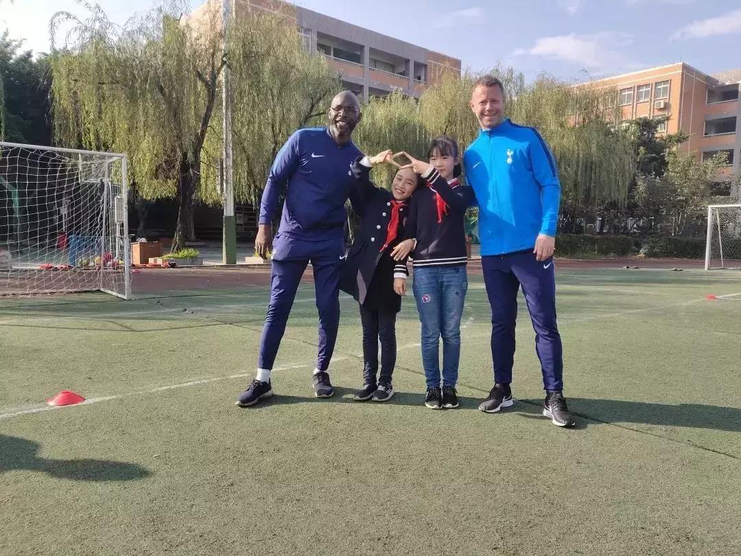 教成都学生热身操，热刺教练发现“球星潜力股”，想带回英国教！