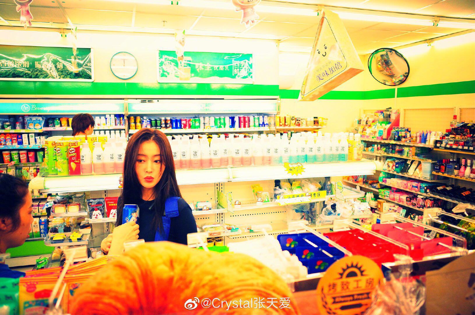 张天爱足球袜尽显美腿*服私**也有时尚表现力