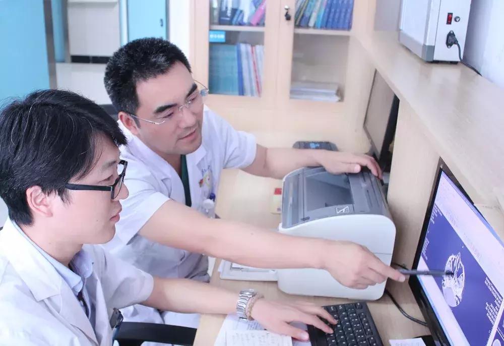 榜样的力量-新乡同盟医院优秀*产党共**员-梁好勇