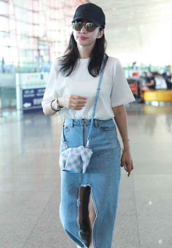 李冰冰穿同款气场竟藏不住,李冰冰黑色绕颈礼裙完美曲线