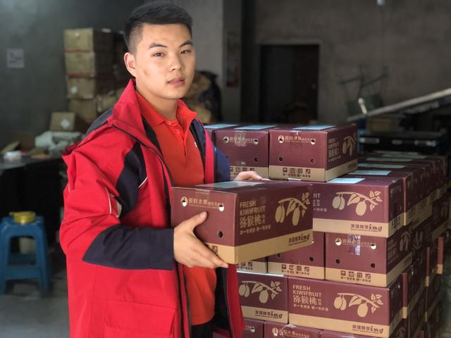 18岁男干快递累吗,18岁小伙一年挣100万