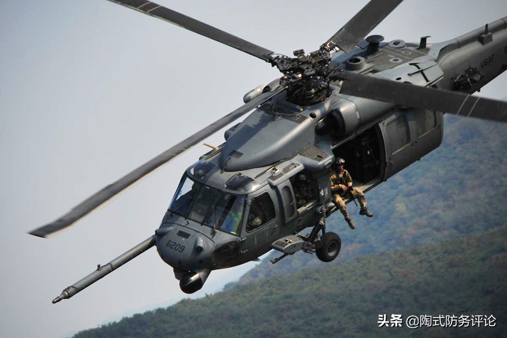 美特战队曝“空中扒火车”训练：直升机技能高超？还是火车慢？