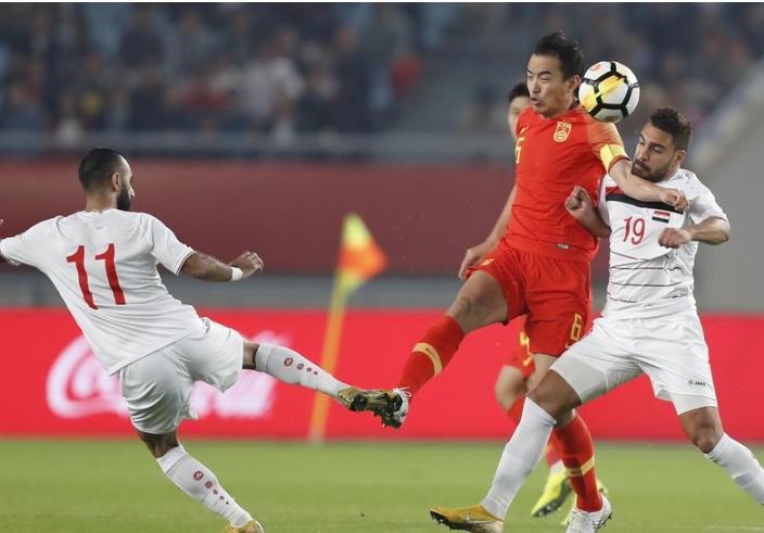 混得比中国男足还惨！40强开打在即，国足的最大对手突然陷入困境