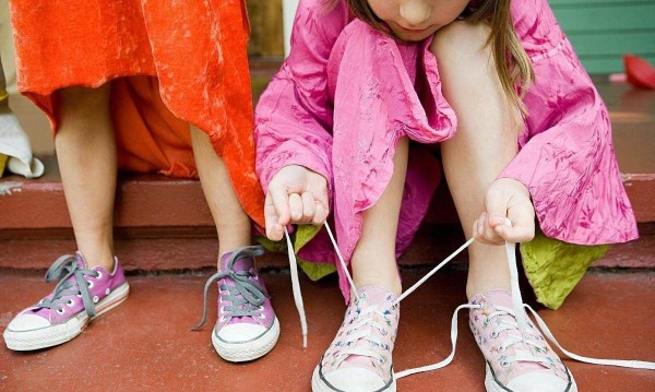 小孩昨天右脚痛今天说左脚痛,孩子昨晚起来左腿膝盖疼