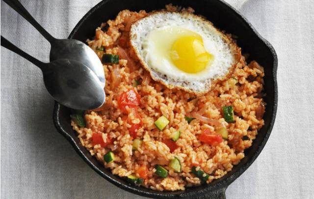 蛋炒饭最简单也最困难，这些窍门能让你的炒饭好吃到不行