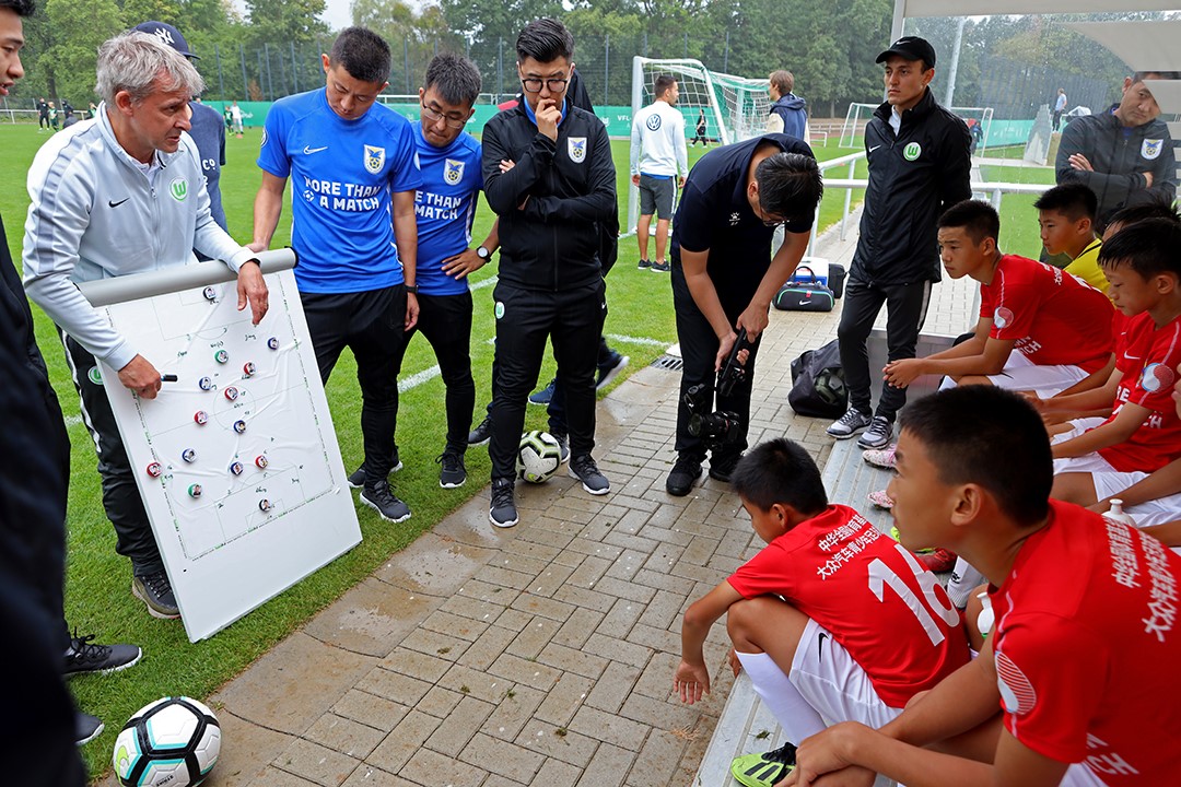 中国足球小将无畏向上砥砺前行,少年强则国强足球