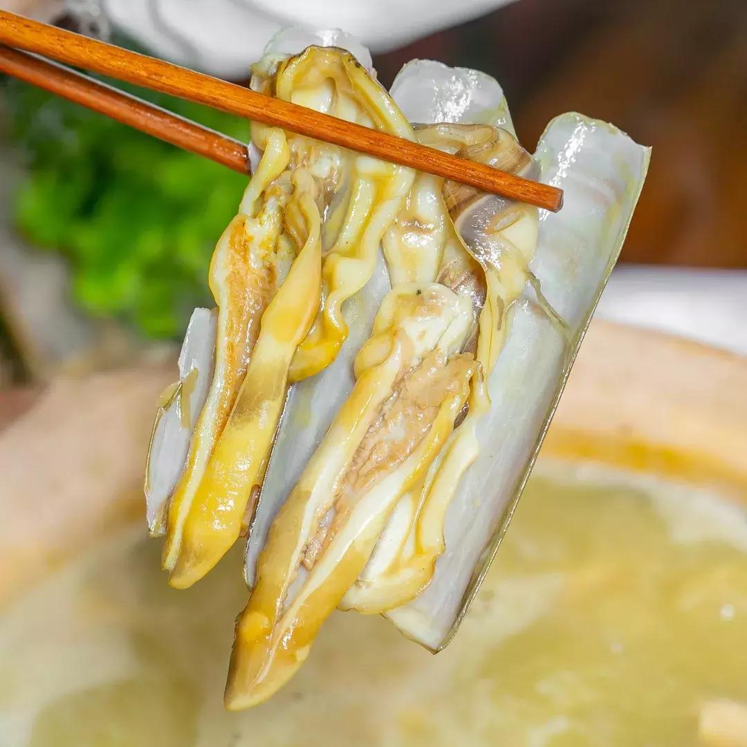 魔都惊现「2层楼小香港」，卖“蹦迪海鲜”！花胶鸡、6头鲍免费送