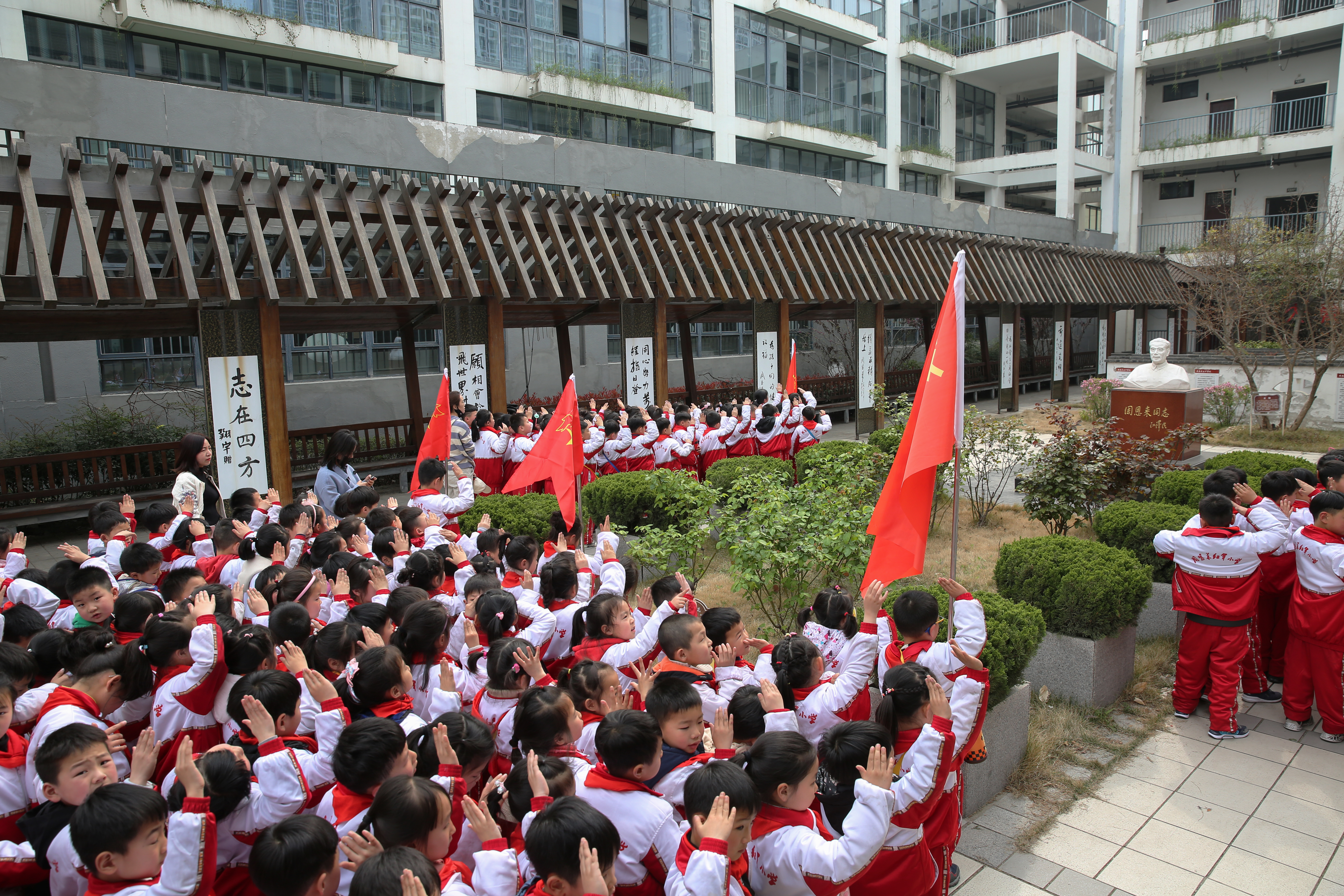 传承英烈志逐梦少年时—淮安市周恩来红军小学举行“学习革命先烈争当时代红军娃”清明祭扫系列活动