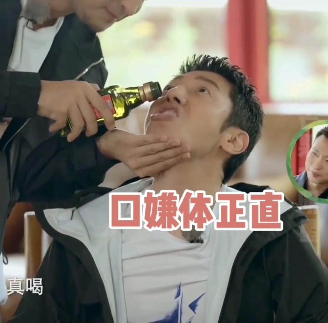 撒贝宁和小尼拍的一个视频,撒贝宁被小尼吐槽吃相难看抢着吃