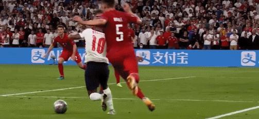 英格兰对法国最后三分钟一个点球,英格兰再次跌倒在点球面前