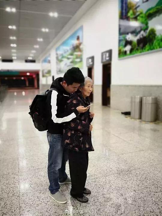 民警收到“红牌警告”：立即停止工作「三分钟法治新闻全知道」