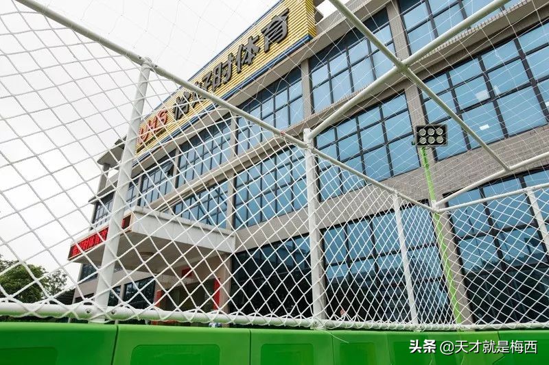 火辣辣的重庆教育装备展哗啦啦的恰好时校园智能足球场！