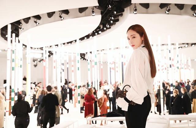 郑秀妍穿丝绸露背裙晒随拍,郑秀妍秀场粉色长裙造型