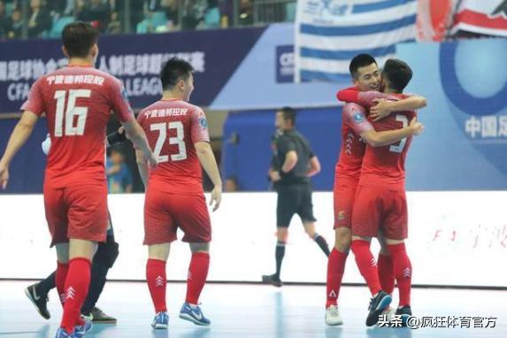 前国家队足球运动员猝死,足球比赛球员突然因伤倒地