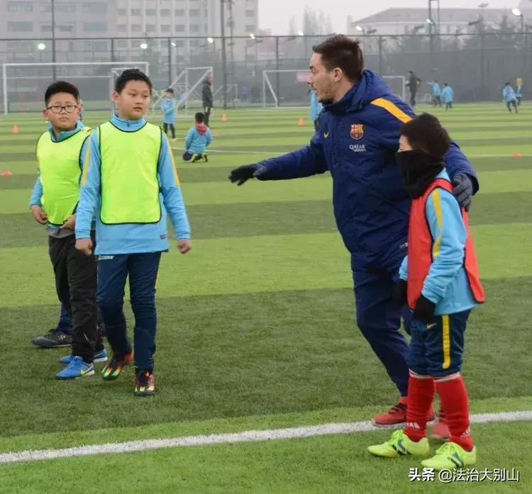长着外国脸的中国小孩,外国教练在中国教孩子踢球