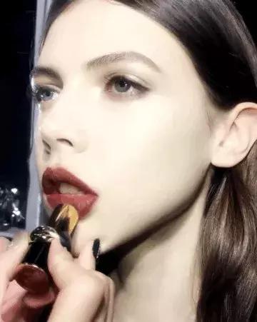 泫雅为什么要丰唇,泫雅太红了怎么办