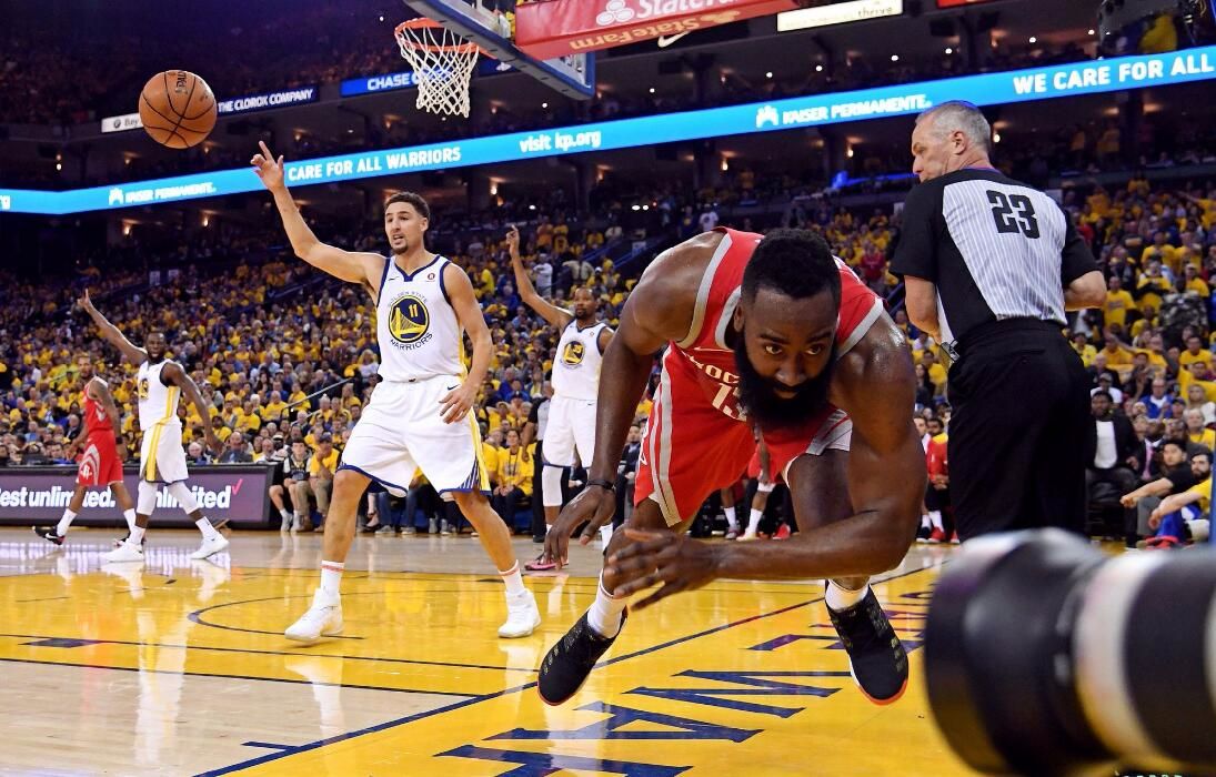 林书豪在湖人被采访的搞笑视频,林书豪篮球搞笑时刻