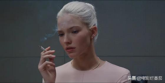 「安娜」这个美艳冰霜的顶级超模，让法国人拍的间谍片太“欲”了