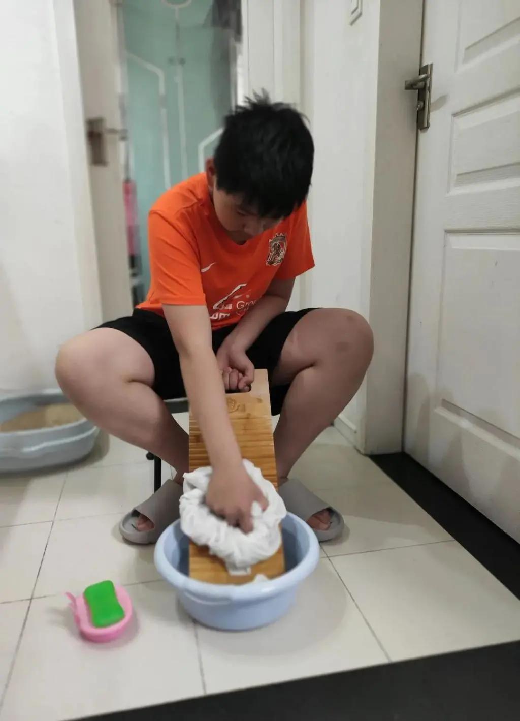 上海这所学校火了！暑假每人发一块搓衣板！连老人看了都惊讶