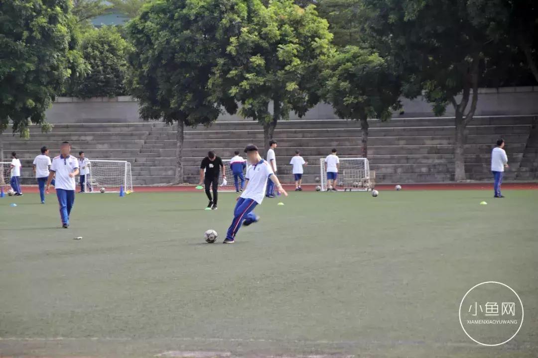 很多人挤破脑袋都想进的学校,万千学子挤破脑袋都要进大学