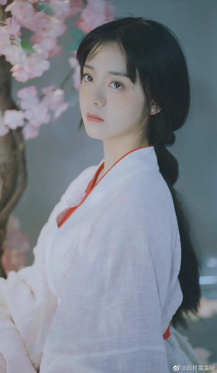 00后女孩演绎四大名著美女，凭一个造型火出圈，200万网友点赞