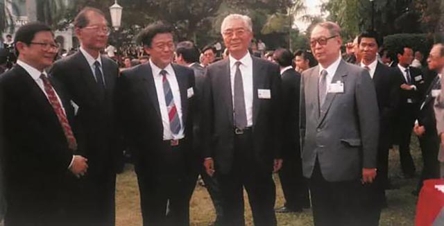 1986年，*小平邓**在京会见荣氏家族：你们就像杨家将，是有功的
