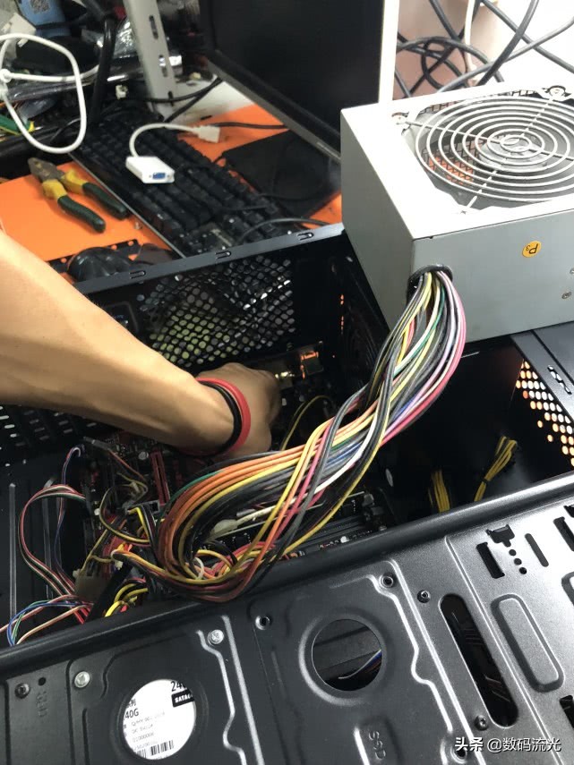 电脑显示器黑屏怎么办教你一招,电脑主机正常显示器黑屏怎么解决