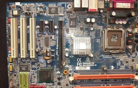 机箱漏电一碰就重启,电脑机箱漏电怎么判断是静电