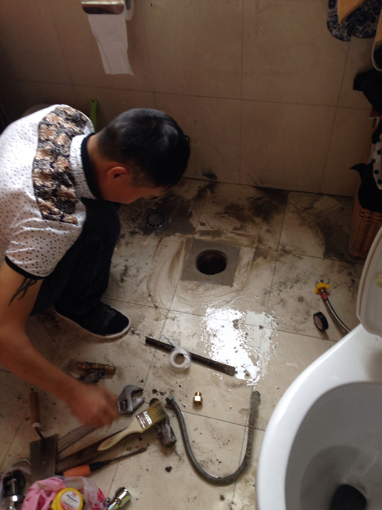 钢锯条锯马桶下水管多余部分,马桶下水管被师傅切平了