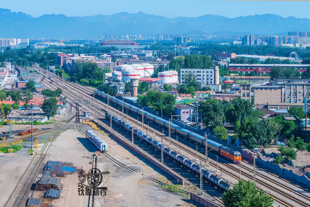 行人车辆请关注火车就要来了,行人车辆请关注火车来了不要抢道