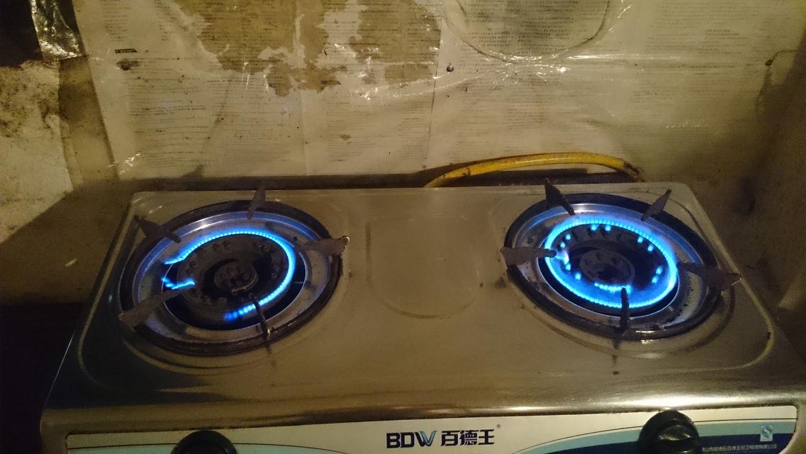 燃气灶老是噗噗的回火,燃气灶打不着火一根牙签就能解决