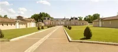 城堡和酒窖的区别,城堡和庄园哪个好