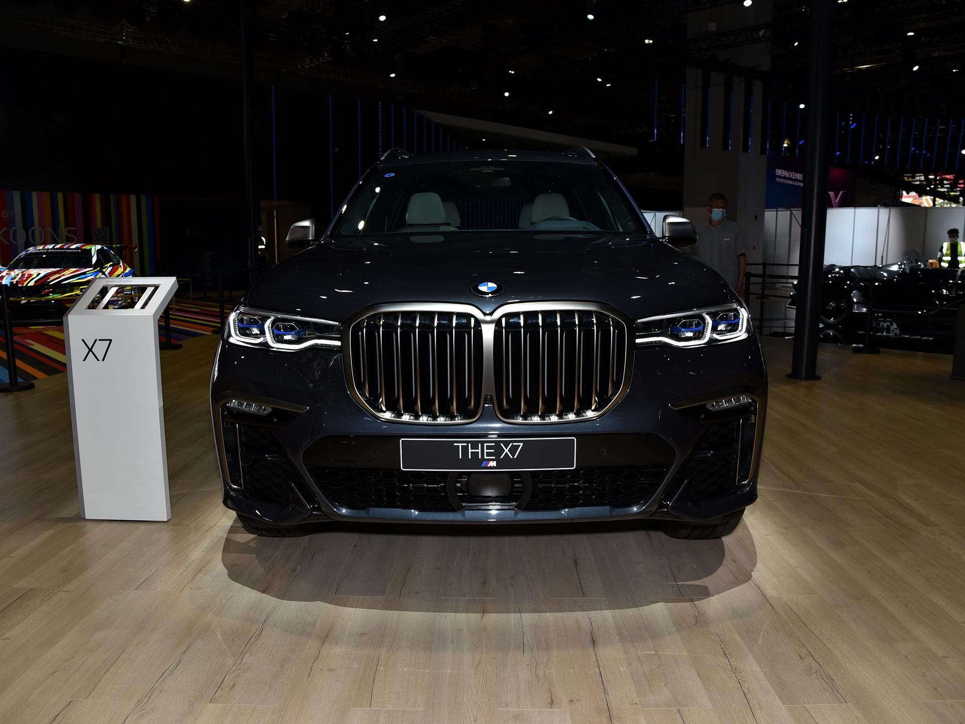 宝马x7跟库里南底盘详细对比,宝马x7库里南对比