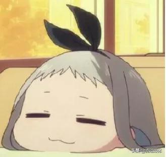 狗子学瘸腿主人走路,狗子学瘸腿主人走路反被揍