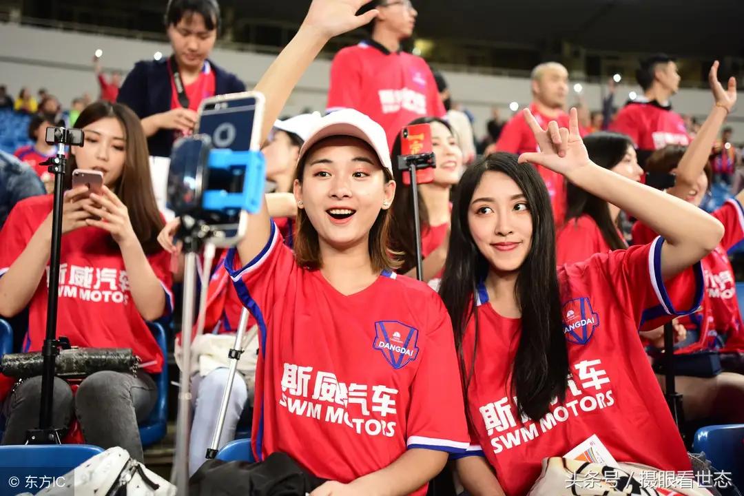 业余足球女球迷,有一个喜欢看你踢球的女孩