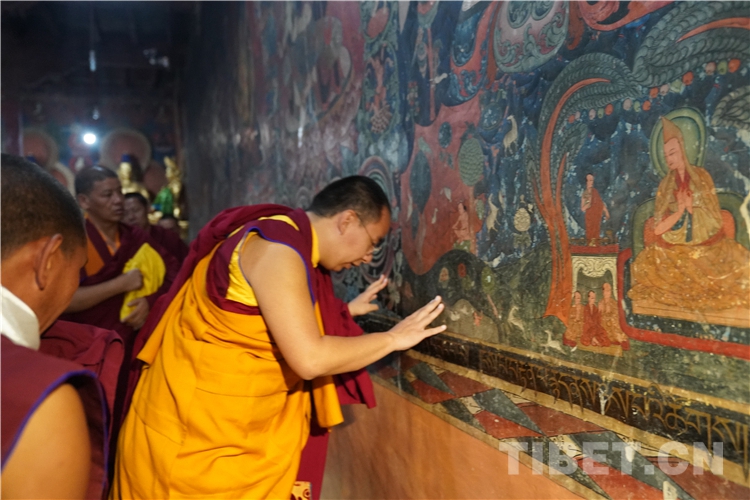 十一世班禅在托林寺为信教群众举行长寿灌顶法会