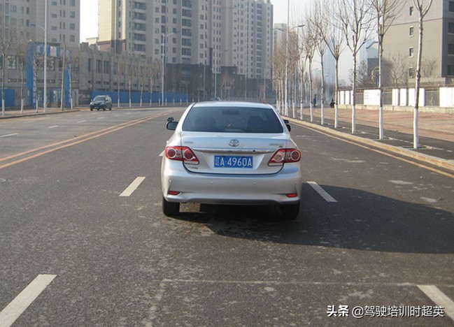 转弯过程中如何判断两侧间距,开车如何判断两侧行人的间距