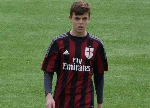 意甲第一足球世家，注定为红黑而生，传奇三号球衣即将解封