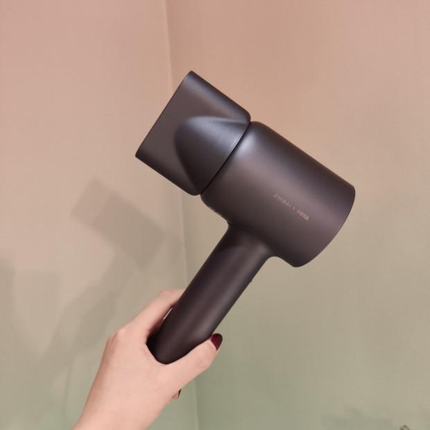 赵薇新综艺发型亮了，43岁仍然活力四射，网友看后：快回中餐厅