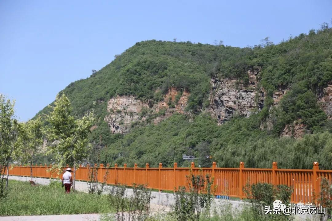 废弃的矿山正在改造成为一座公园,废弃矿坑改造成美丽公园