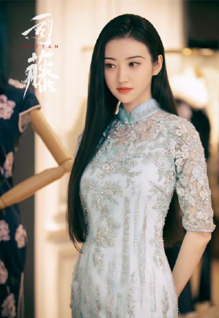 大佬力捧多年没火，“人间富贵花”如今居然凭借几套衣服出圈了？