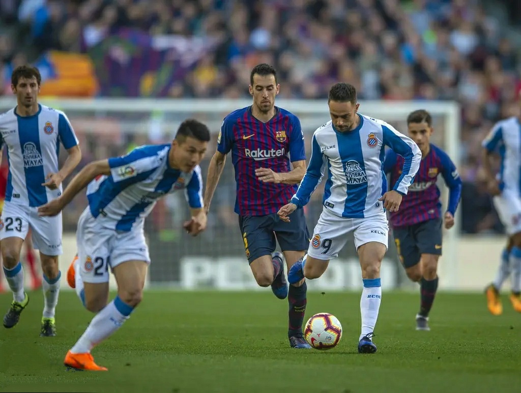 武磊几岁上演联赛职业首秀,16岁的小将梅西