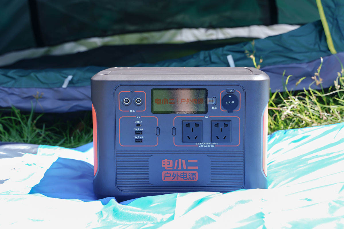 外出露营用电全靠它，电霸级别电小二户外电源1800W测评